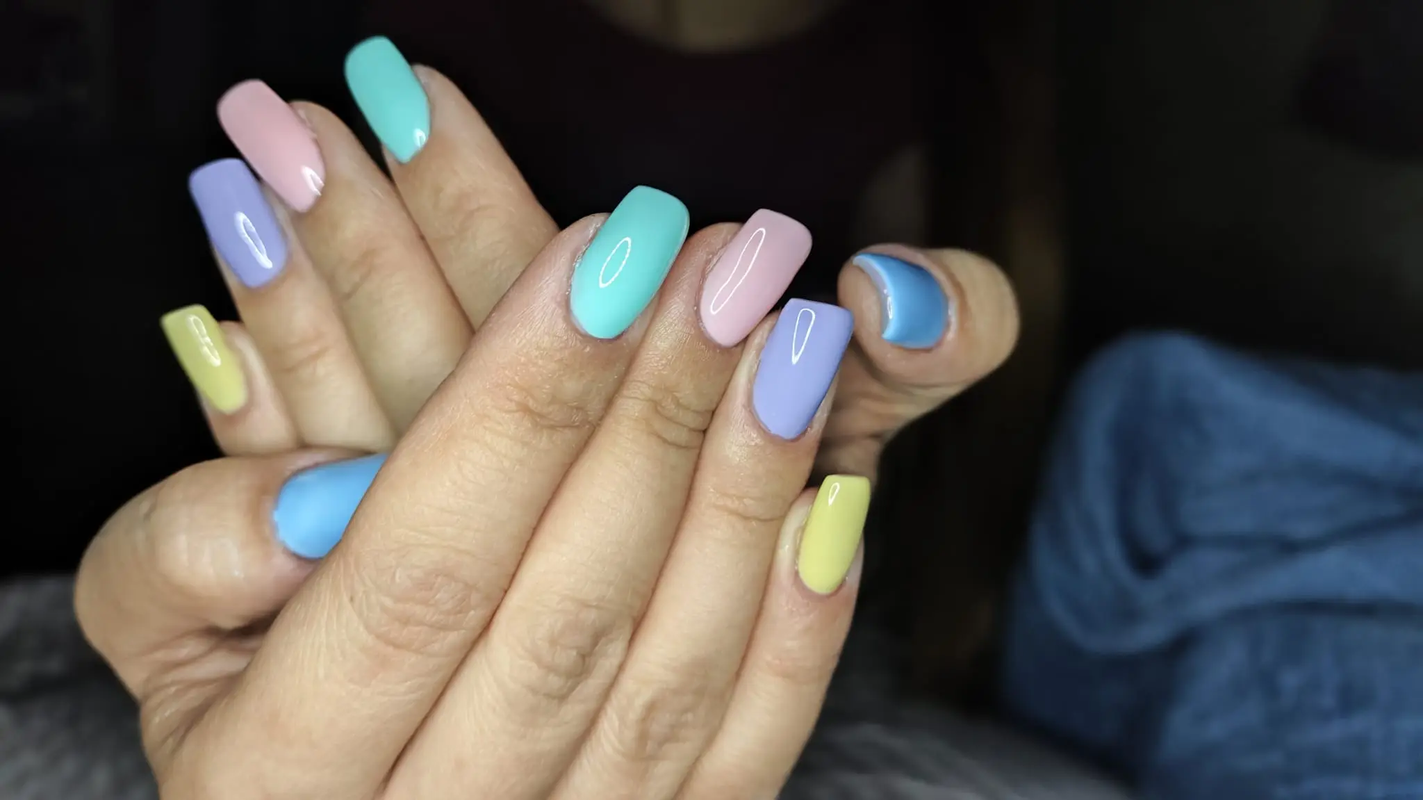 La stessa mano dopo il trattamento, con la manicure finita