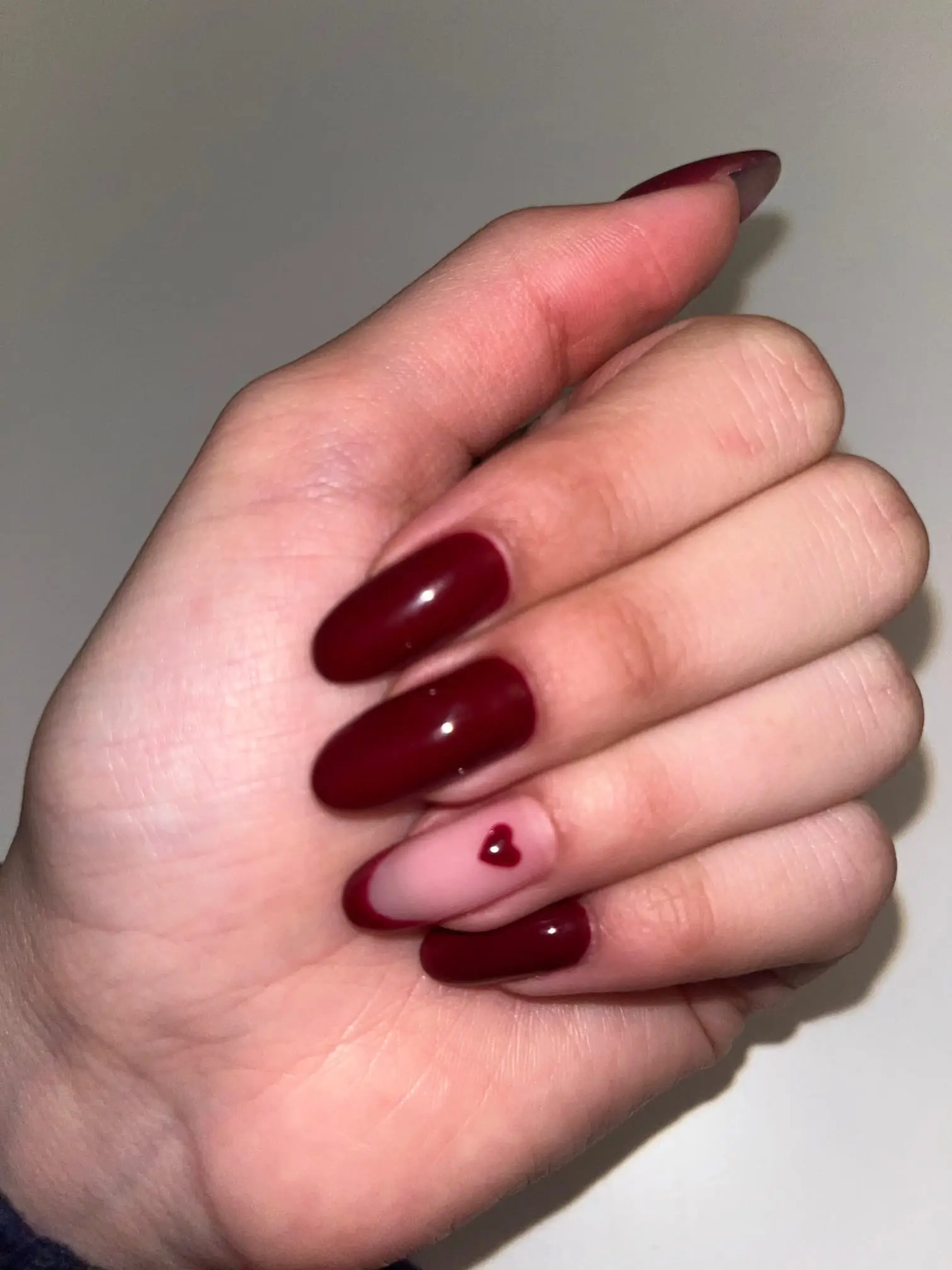 Dettaglio di una manicure in gel realizzata in studio